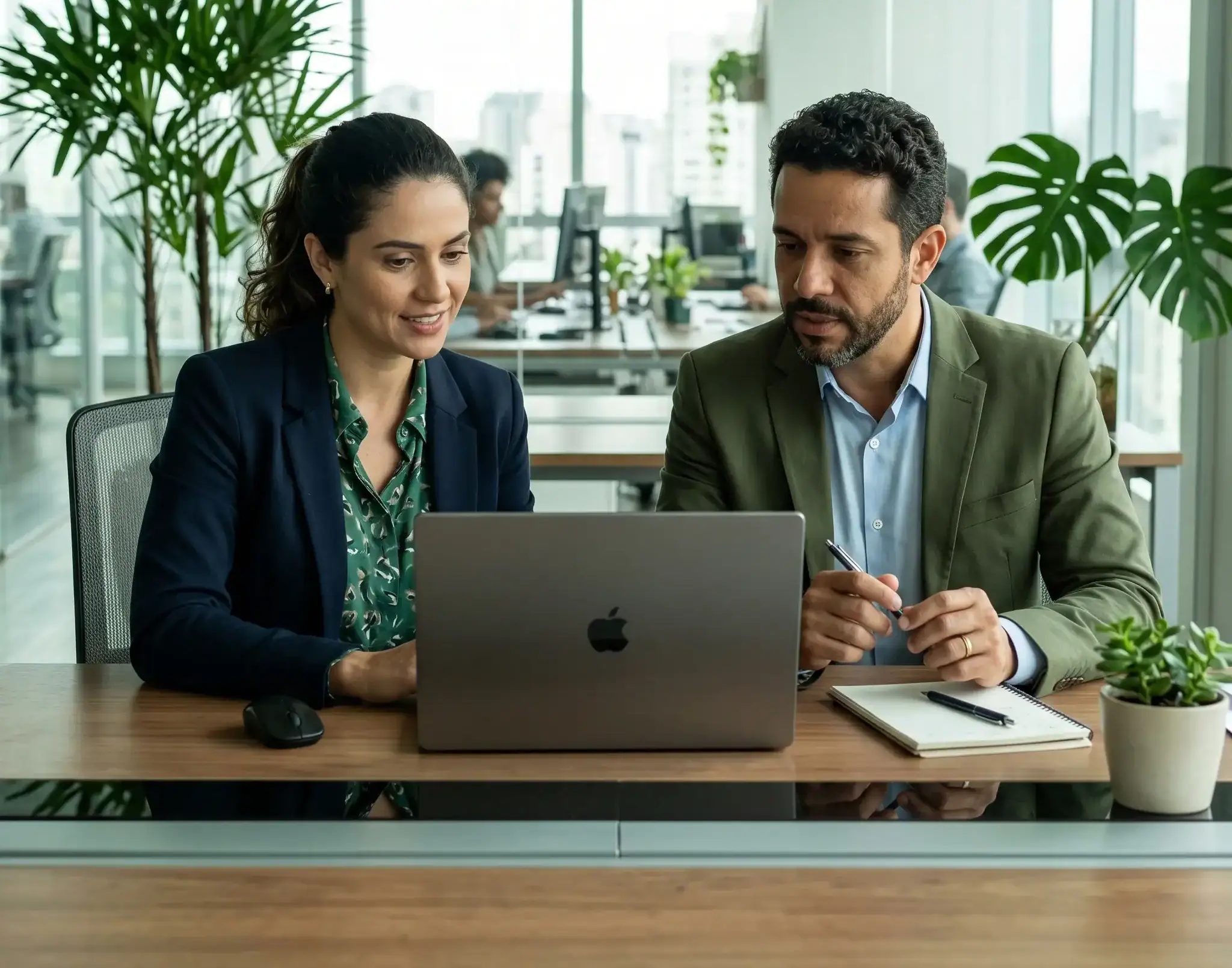 Equipe analisando informações da plataforma Onegreen para gestão de licenças e conformidade ambiental.